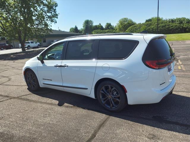 new 2024 Chrysler Pacifica car, priced at $41,399