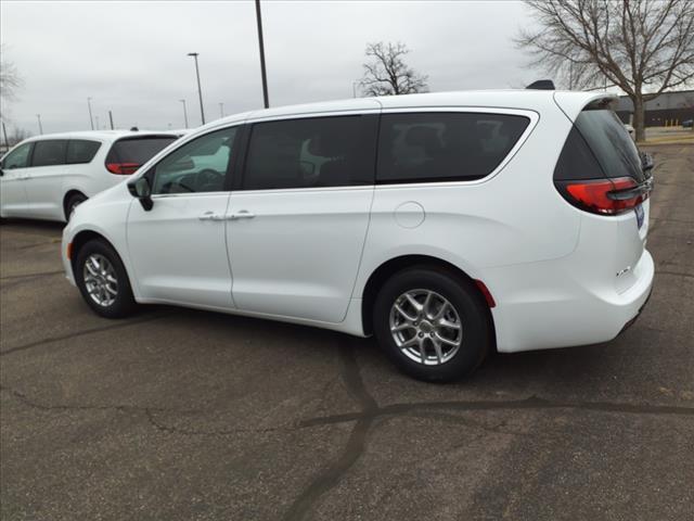 new 2024 Chrysler Pacifica car, priced at $39,299