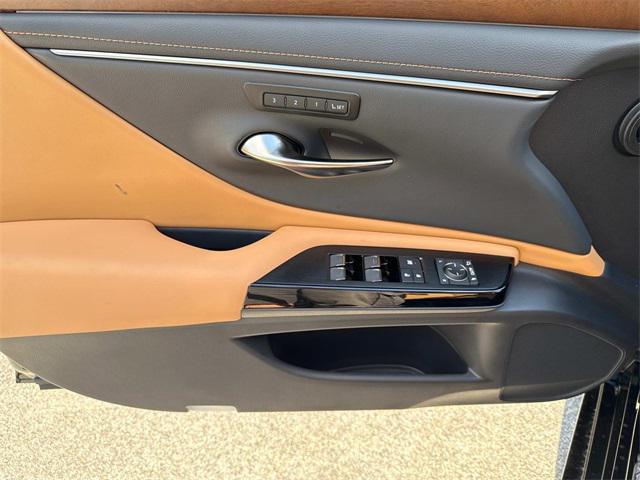 new 2025 Lexus ES 300h car, priced at $48,605
