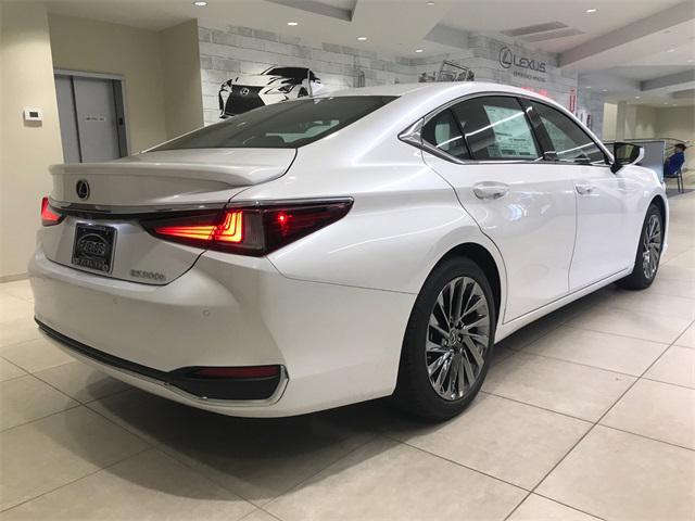 new 2025 Lexus ES 300h car, priced at $55,049