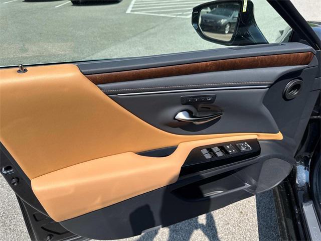 new 2025 Lexus ES 300h car, priced at $49,327