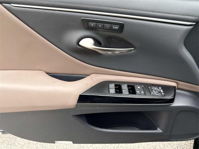 new 2025 Lexus ES 300h car, priced at $51,054