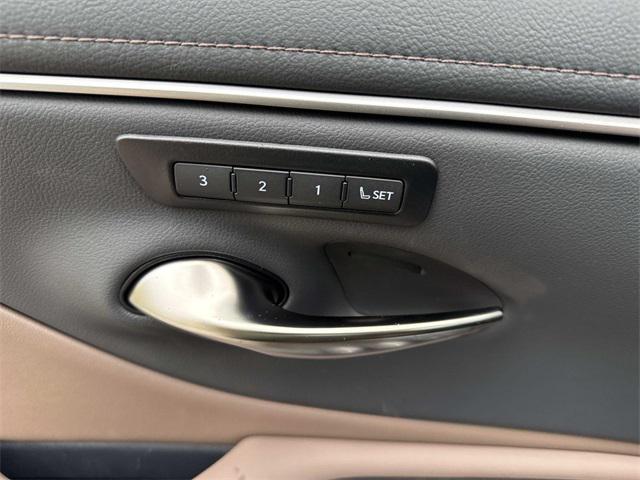 new 2025 Lexus ES 300h car, priced at $51,054