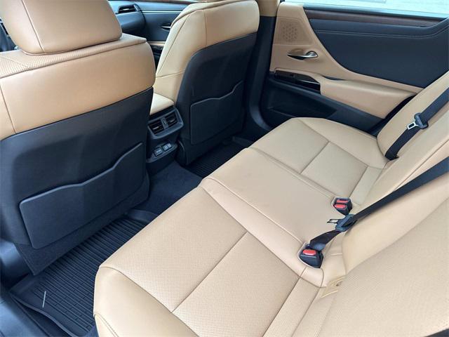new 2025 Lexus ES 350 car, priced at $47,724