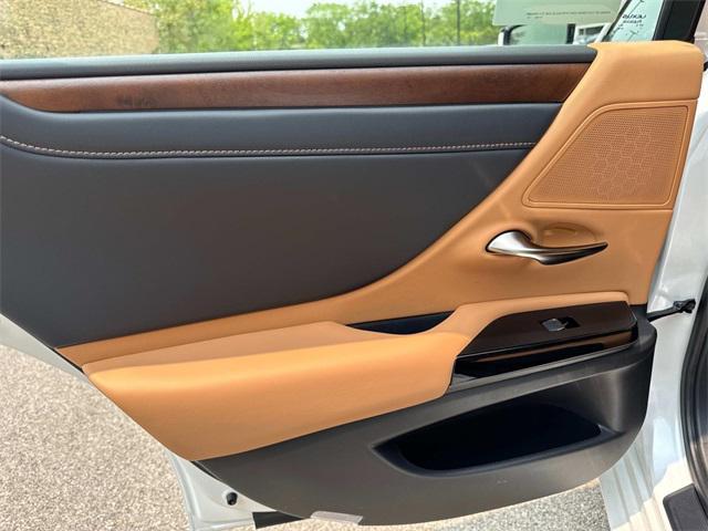 new 2025 Lexus ES 300h car, priced at $48,604
