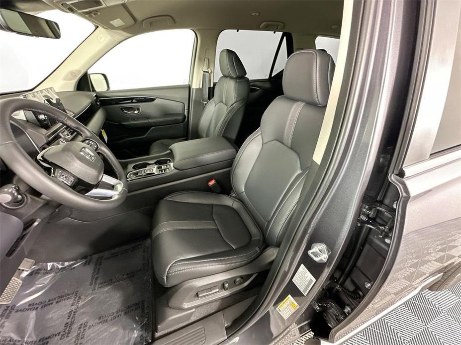 new 2025 Honda Pilot car, priced at $45,995