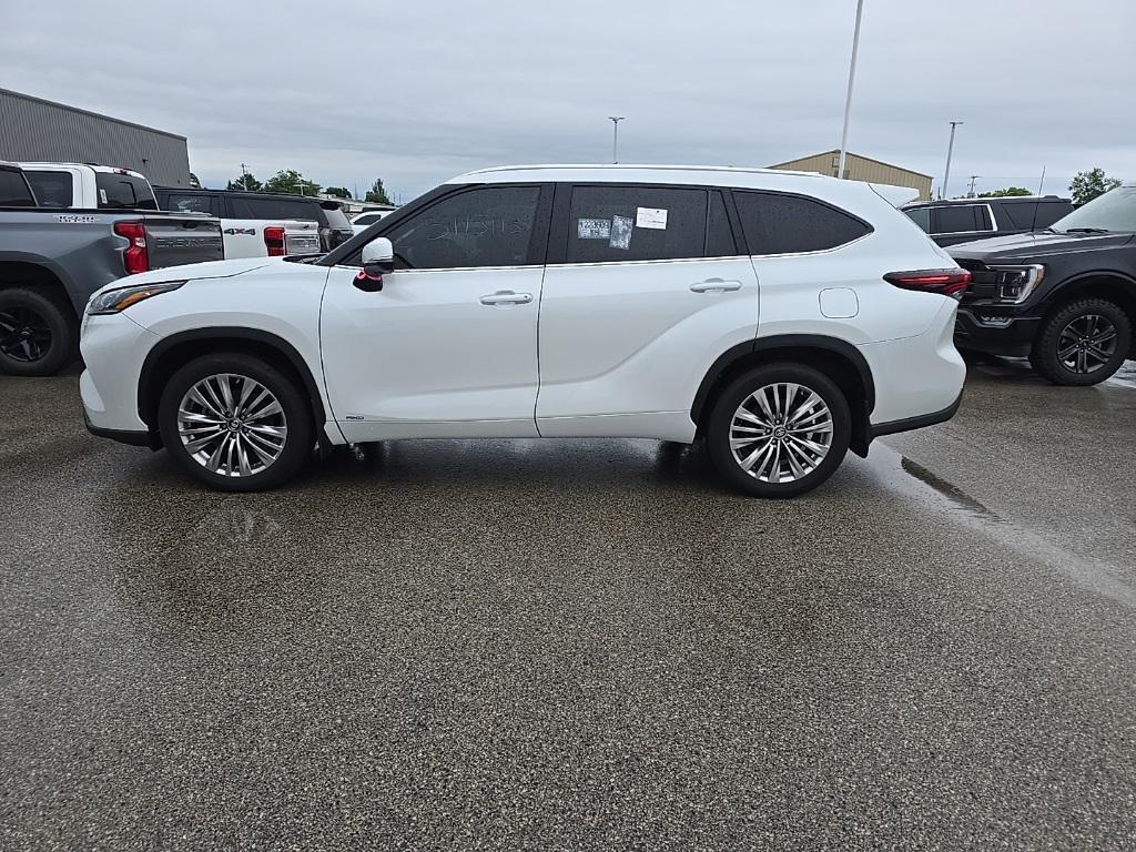 used 2024 Toyota Highlander Hybrid car, priced at $54,497