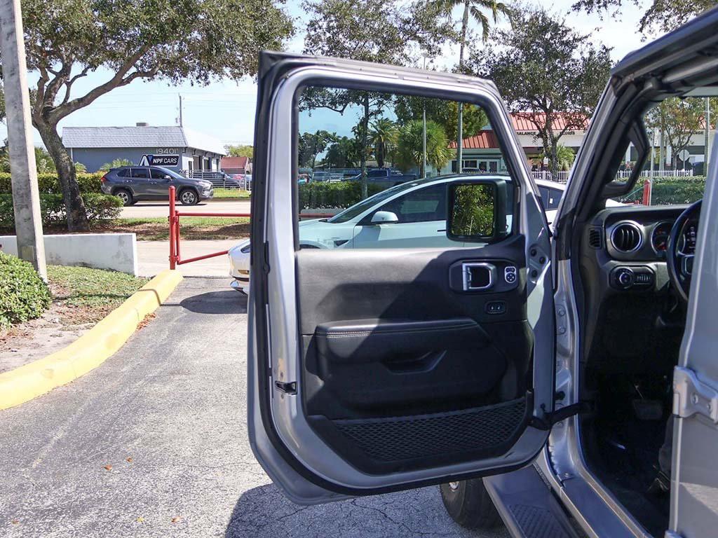 used 2022 Jeep Gladiator car, priced at $25,620