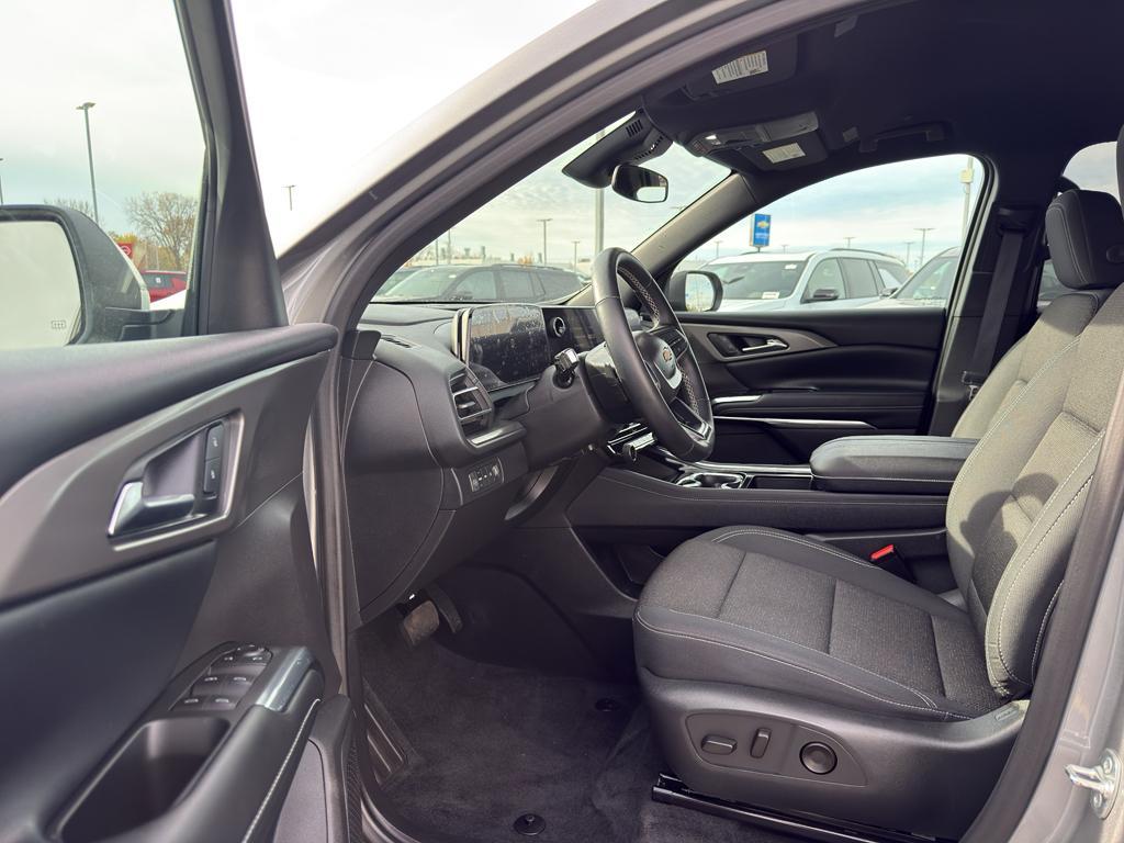 used 2025 Chevrolet Traverse car, priced at $41,990