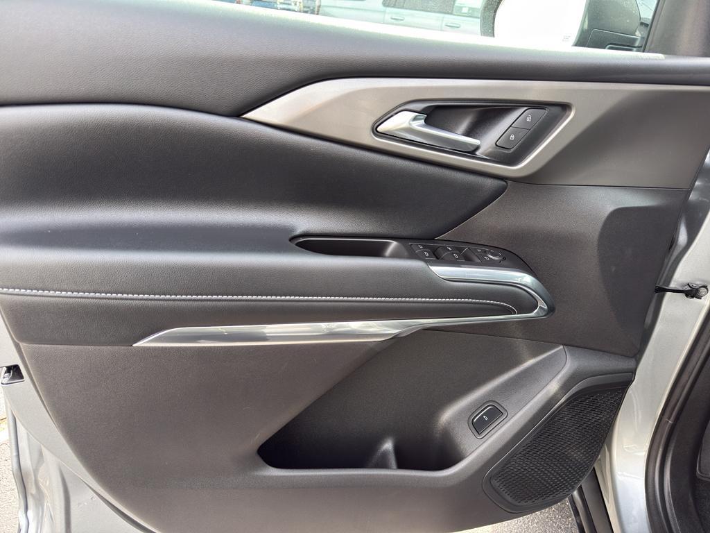 used 2025 Chevrolet Traverse car, priced at $41,990