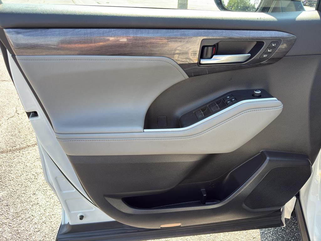 used 2020 Toyota Highlander car, priced at $33,995