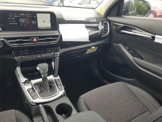 new 2025 Kia Seltos car, priced at $25,718