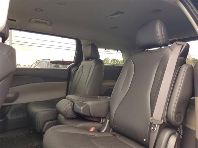 new 2025 Kia Carnival Hybrid car, priced at $43,154