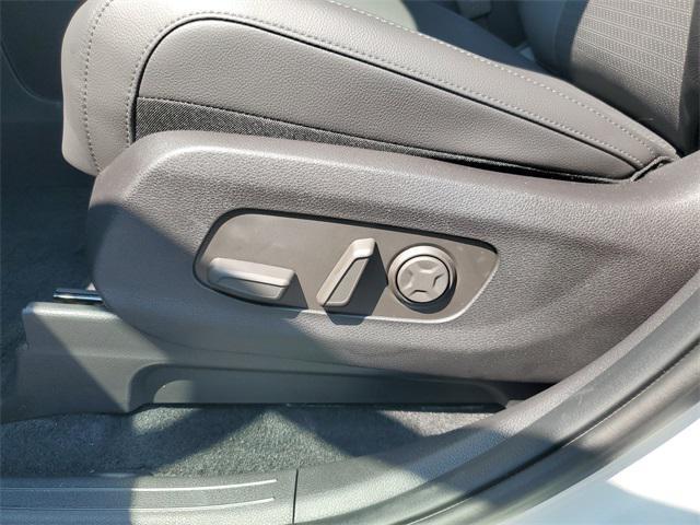 new 2025 Kia Carnival Hybrid car, priced at $55,522