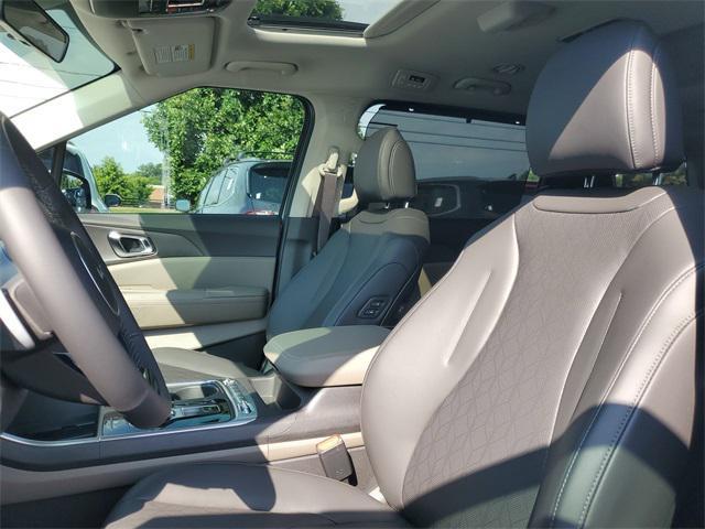 new 2025 Kia Carnival Hybrid car, priced at $47,505