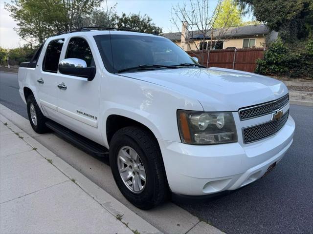 used 2007 Chevrolet Avalanche car, priced at $9,999