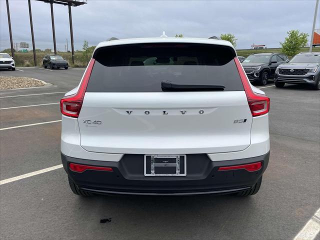 new 2025 Volvo XC40 car