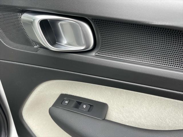 new 2025 Volvo XC40 car