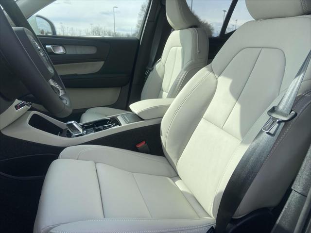 new 2025 Volvo XC40 car