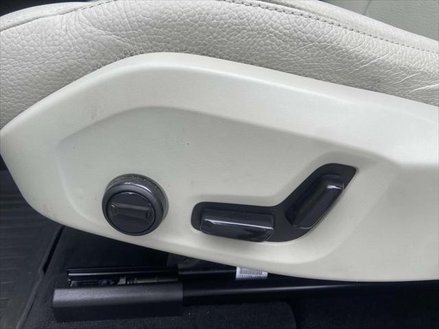new 2025 Volvo XC60 Plug-In Hybrid car