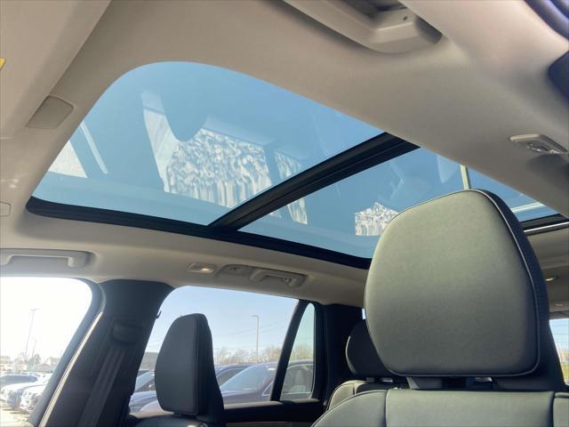 new 2025 Volvo XC90 Plug-In Hybrid car