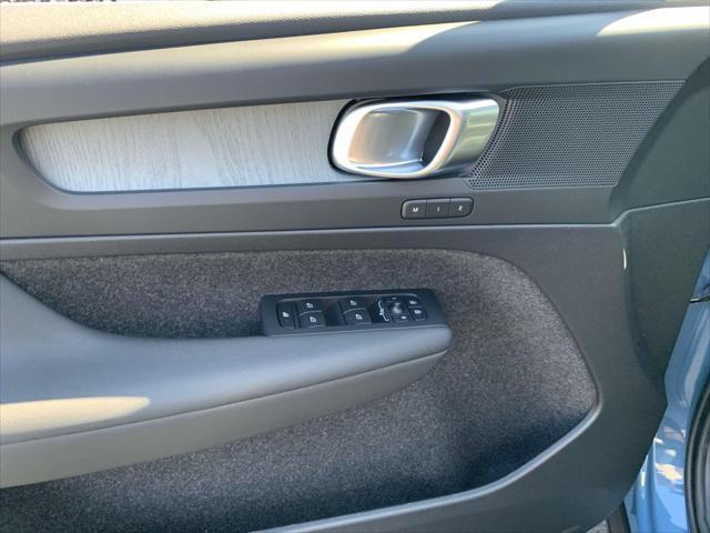 new 2025 Volvo XC40 car