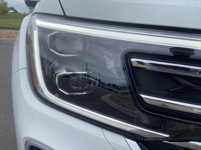 new 2025 Volkswagen Atlas car, priced at $42,120