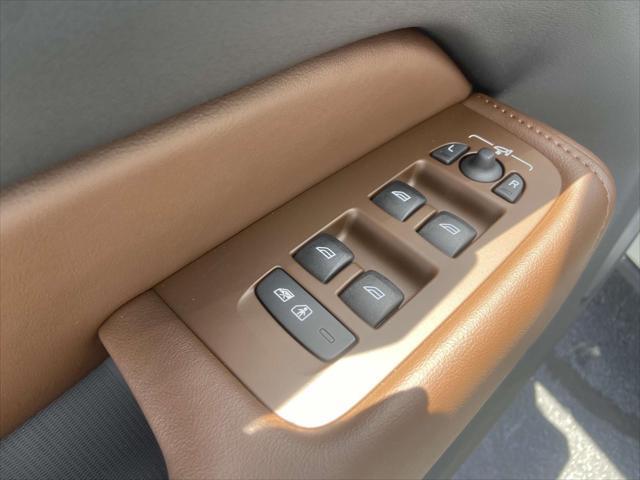 new 2025 Volvo XC60 car, priced at $55,360
