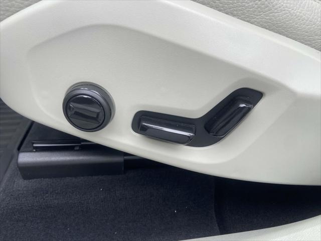 new 2025 Volvo XC60 Plug-In Hybrid car