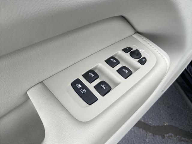 new 2025 Volvo XC60 Plug-In Hybrid car