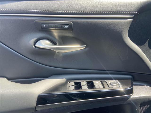 used 2022 Lexus ES 300h car, priced at $37,999