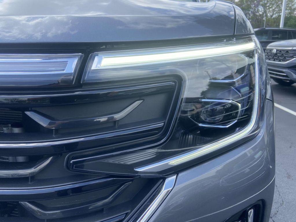new 2025 Volkswagen Atlas car, priced at $53,048