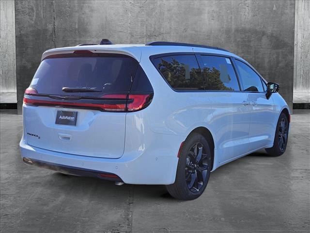 new 2024 Chrysler Pacifica car, priced at $41,697