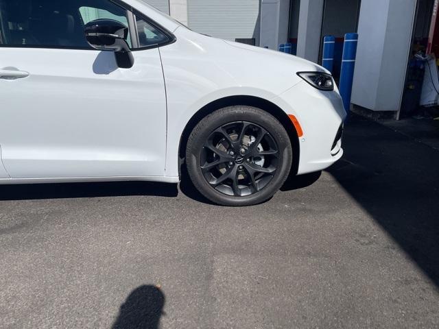 used 2024 Chrysler Pacifica car, priced at $37,985