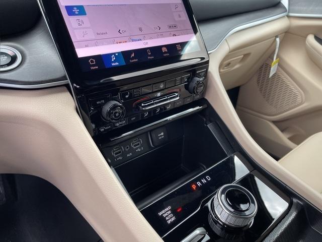 new 2025 Jeep Grand Cherokee car, priced at $45,300