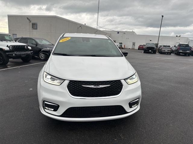 used 2025 Chrysler Pacifica car, priced at $35,885