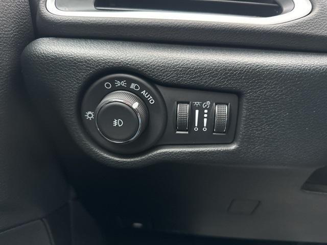 used 2025 Chrysler Pacifica car, priced at $35,885