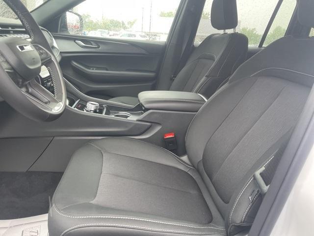 new 2025 Jeep Grand Cherokee car, priced at $43,575