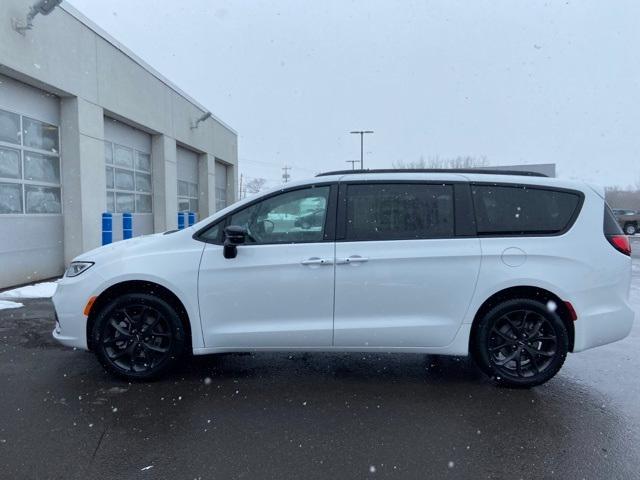 new 2024 Chrysler Pacifica car, priced at $41,981