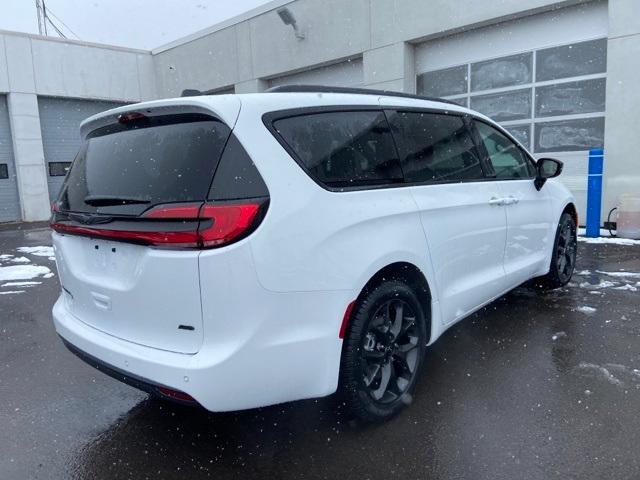 new 2024 Chrysler Pacifica car, priced at $41,981