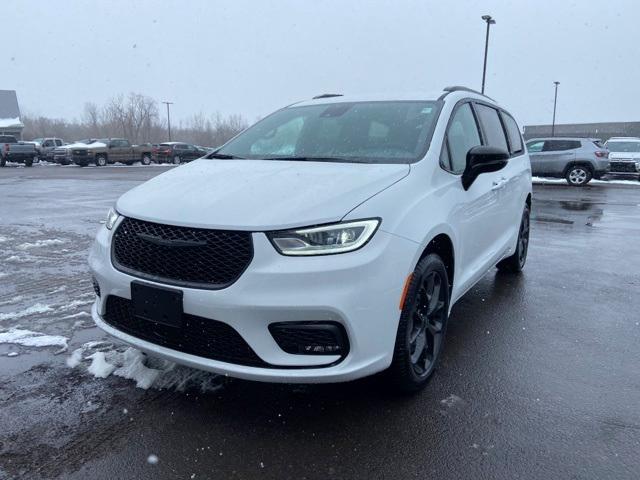 new 2024 Chrysler Pacifica car, priced at $41,981