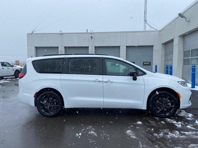 new 2024 Chrysler Pacifica car, priced at $41,981