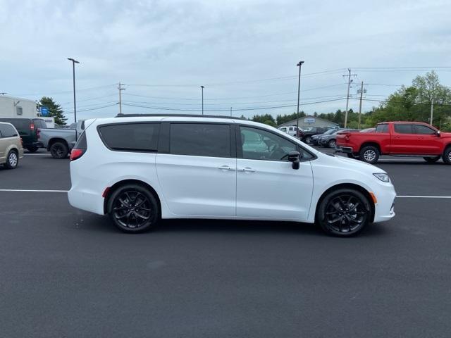 new 2024 Chrysler Pacifica car, priced at $42,213