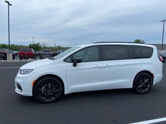 new 2024 Chrysler Pacifica car, priced at $42,213