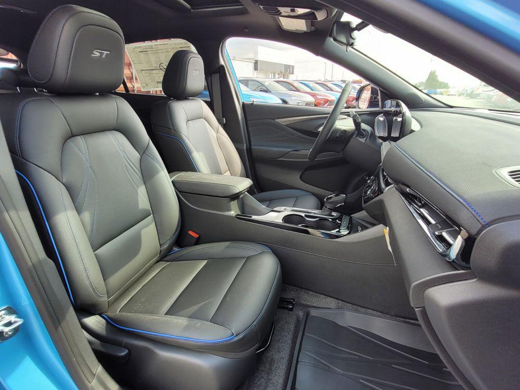 new 2025 Buick Envista car, priced at $27,517