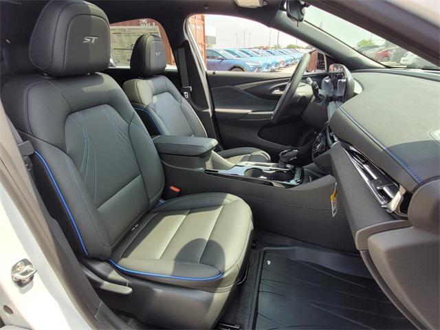 new 2025 Buick Envista car, priced at $30,260