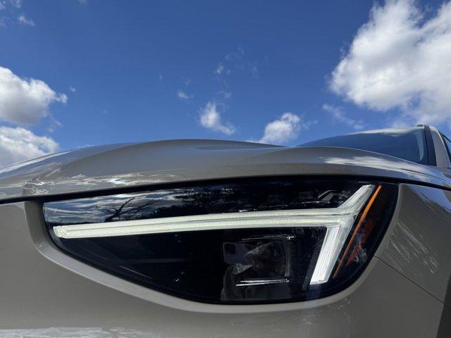 new 2025 Volvo XC40 car