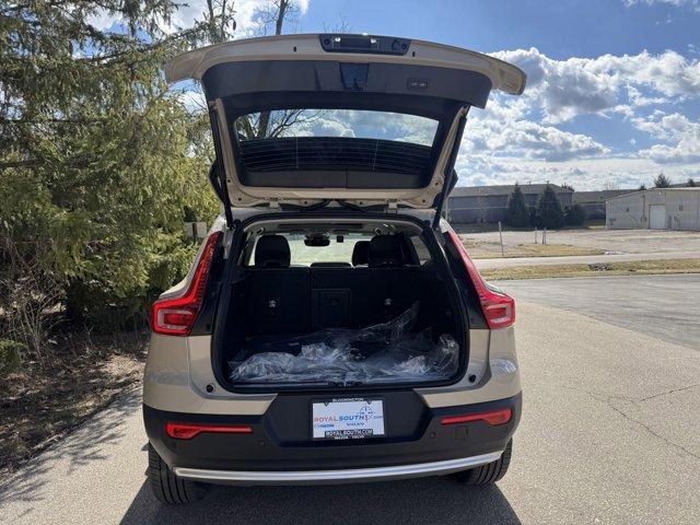 new 2025 Volvo XC40 car