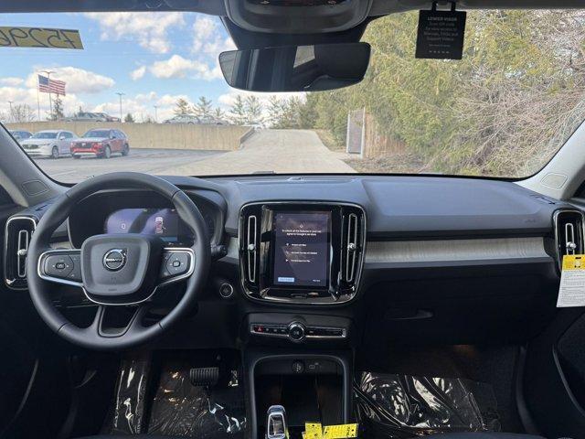 new 2025 Volvo XC40 car