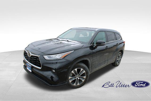 used 2020 Toyota Highlander car, priced at $28,000